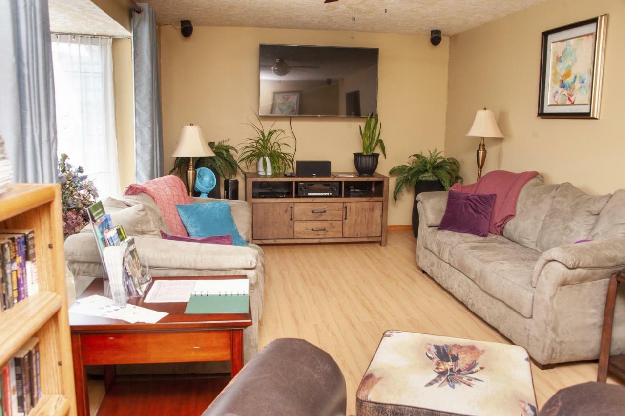 Tiga Bed And Breakfast Yellowknife Buitenkant foto